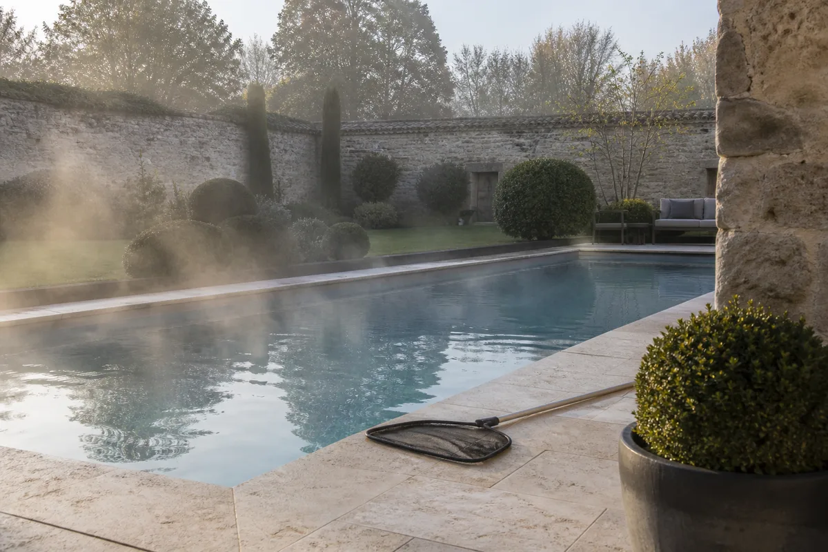 Entretien piscine : eau, nettoyage, hivernage et budget